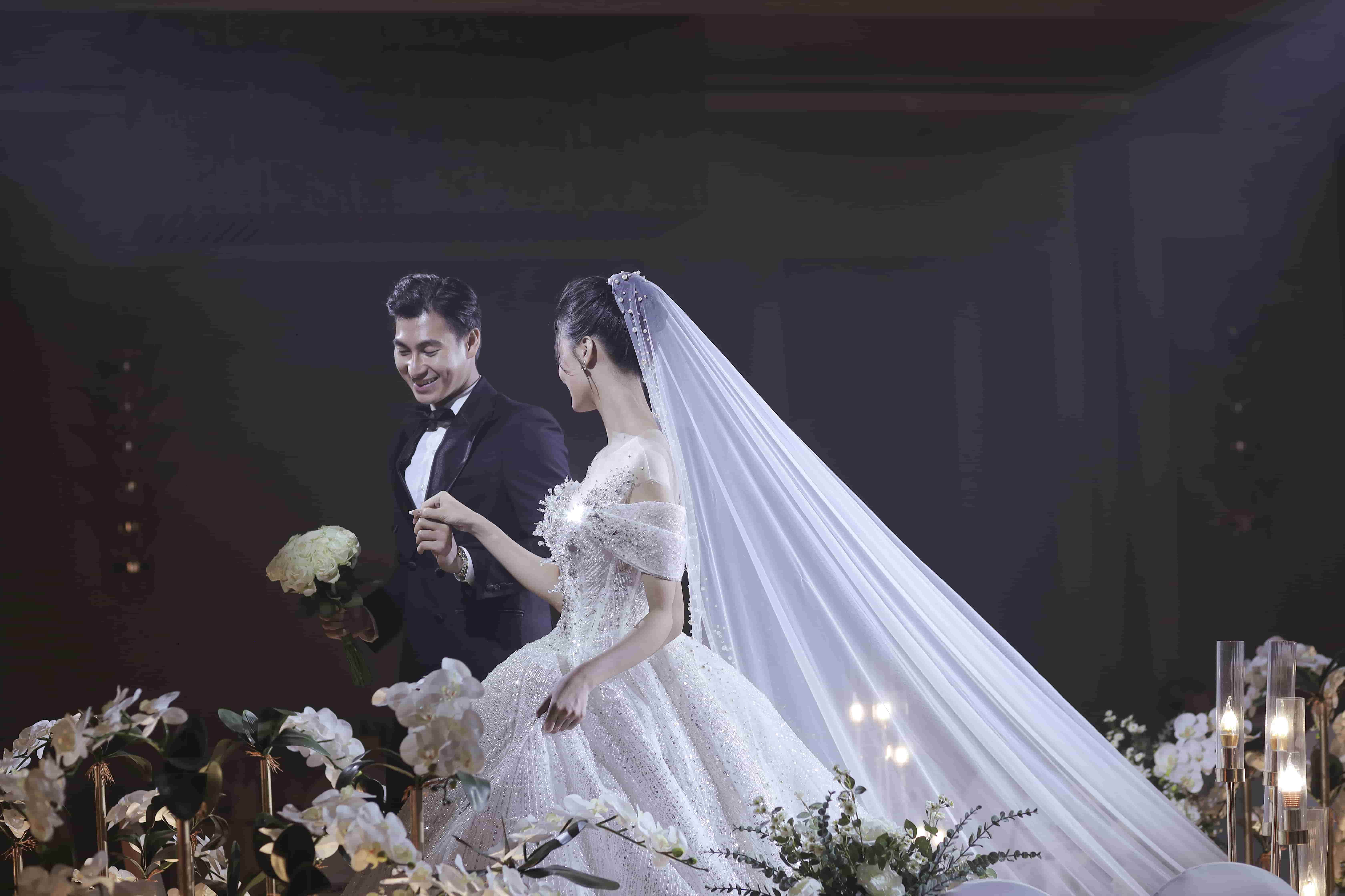 Khoảnh khắc ngày cưới thiêng liêng, hạnh phúc